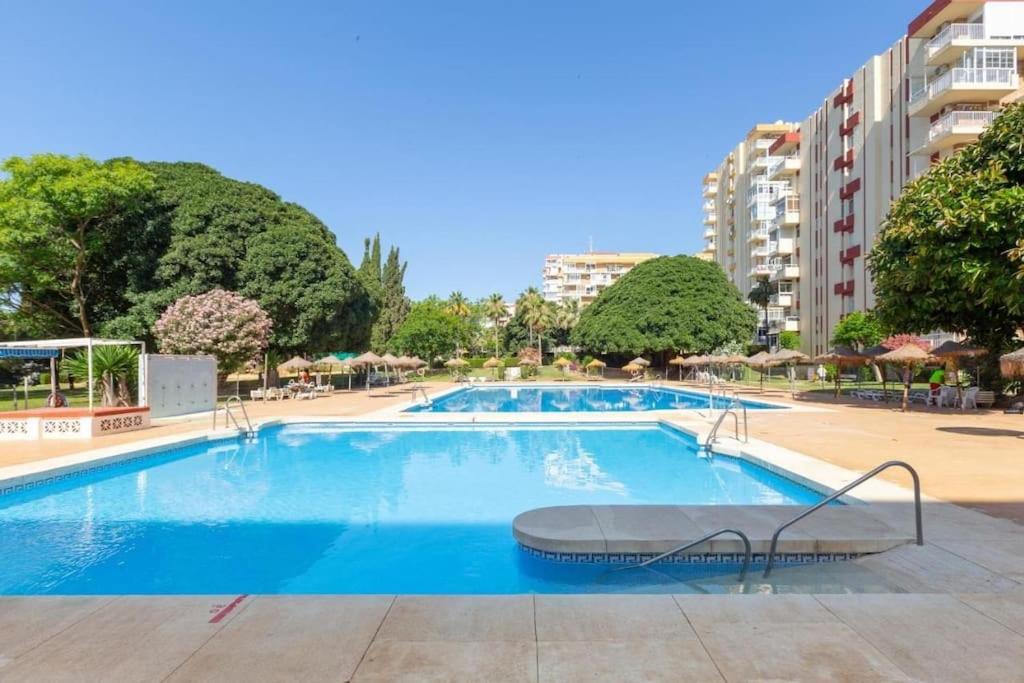 Apt Moderno Con Vistas, Recepcion 24 Hs Y Piscinas Benalmádena Kültér fotó